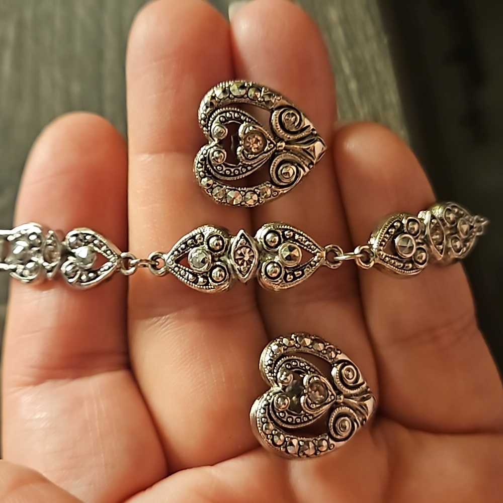 Avon stamped vintage pierced Stud earrings and bracelet set